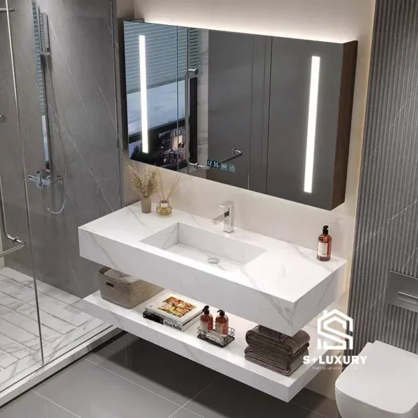 Bàn đá 2 tầng chậu liền khối bề mặt nhám chống xước, kết hợp vòi nóng lạnh và tủ gương led cảm ứng.